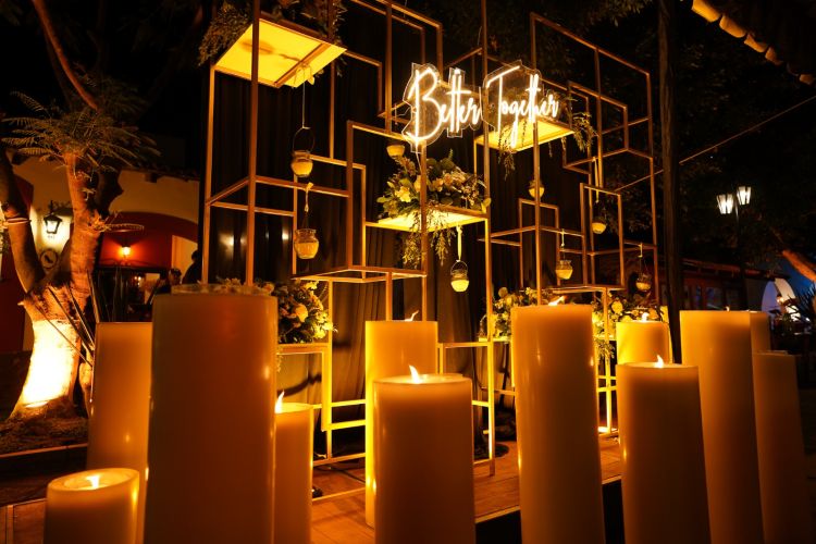 back-novios-letrero-velas