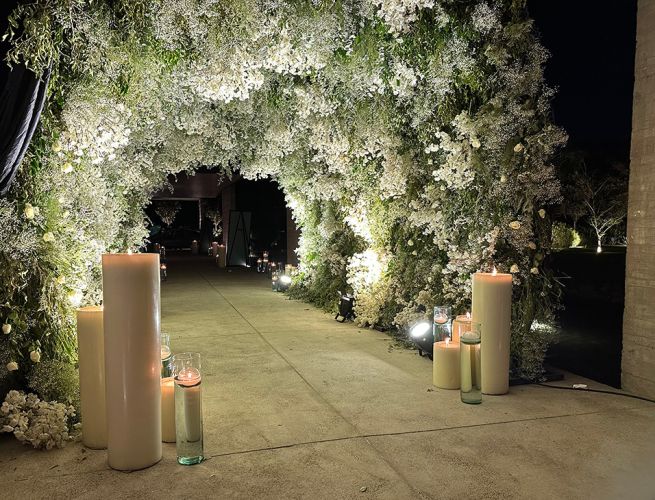 camino-velas-arco-flores-recepcion
